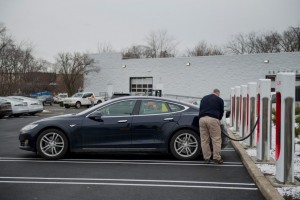 A man charges his Model S vehicle at a supercharger station at the Tesla Motors Inc. Gallery and Service Center in Paramus, New Jersey, U.S., on Thursday, Dec. 11, 2014.  Credit: Ron Antonelli/Bloomberg