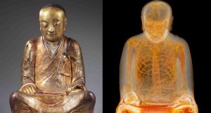 Mummified buddhist master Liuquan. Statue (L), CT scan (R).  Credit: Drents Museum