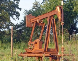 Crude oil pump on fracking well. Credit: Tim Pleasant/Shutterstock