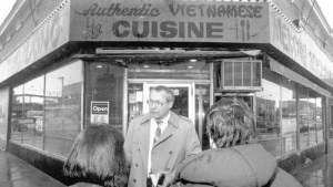 Richard Zuley, a Chicago police detective in 1990, talks to people at Argyle and Broadway while working a murder case. In 2003, he was on a special assignment as an interrogator at Guantanamo Bay.  Credit: Chicago Tribune