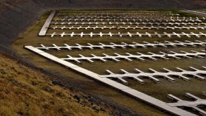 Severe drought conditions reveal more than 600 empty docks sitting on dry, cracked dirt at Folsom Lake Marina, which is one of the largest inland marinas in California. Credit: Allen J. Schaben / Los Angeles Times