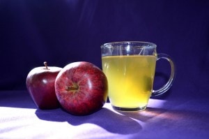 The Institute of Food Research has published a new study that adds more to the growing body of evidence that certain compounds found naturally in foods have specific effects that help prevent chronic diseases. They have uncovered a mechanism by which polyphenols in green tea and apples affect a key signalling molecule, which could explain other studies that have shown how polyphenol-rich foods reduce risks of chronic diseases. Credit: Institute of Food Research