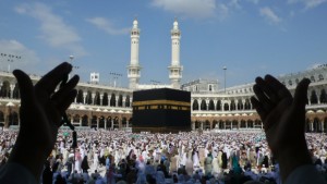 Muslim pilgrims perform the final walk (Tawaf al-Wadaa) around the Kaaba at the Grand Mosque in the Saudi holy city of Mecca on November 30, 2009. The annual Muslim hajj pilgrimage to Mecca wound up without the feared mass outbreak of swine flu, Saudi authorities said, reporting a total of five deaths and 73 proven cases. AFP PHOTO/MAHMUD HAMS  Credit : MAHMUD HAMS/AFP