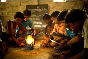 Students in the village of Tahipur in Bihar used kerosene lanterns for studying. Credit: opinionator.blogs.nytimes.com