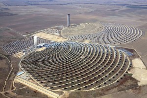  On the left, phase 1 of the Noor Concentrated Solar Power plant is generating energy. On the right, phase 2 will be completed in 2017 and phase 3 in 2018.  Credit: The World Bank 